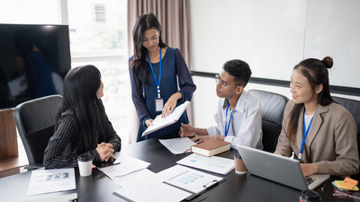 people with folders, brainstorming together 